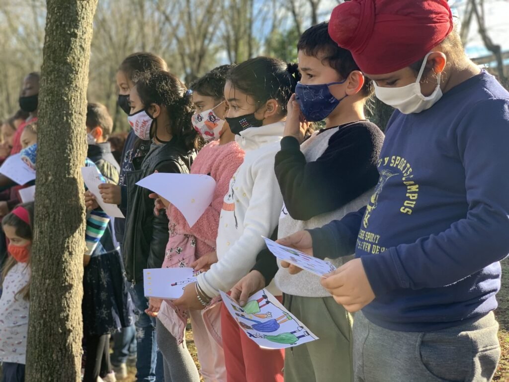 Esperant per donar les nostres cartes